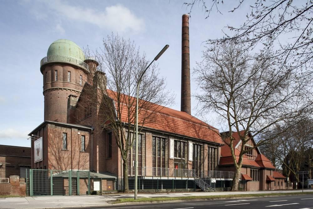 Blick auf das ehemalige Maschinen- und Kesselhaus sowie den Wasserturm