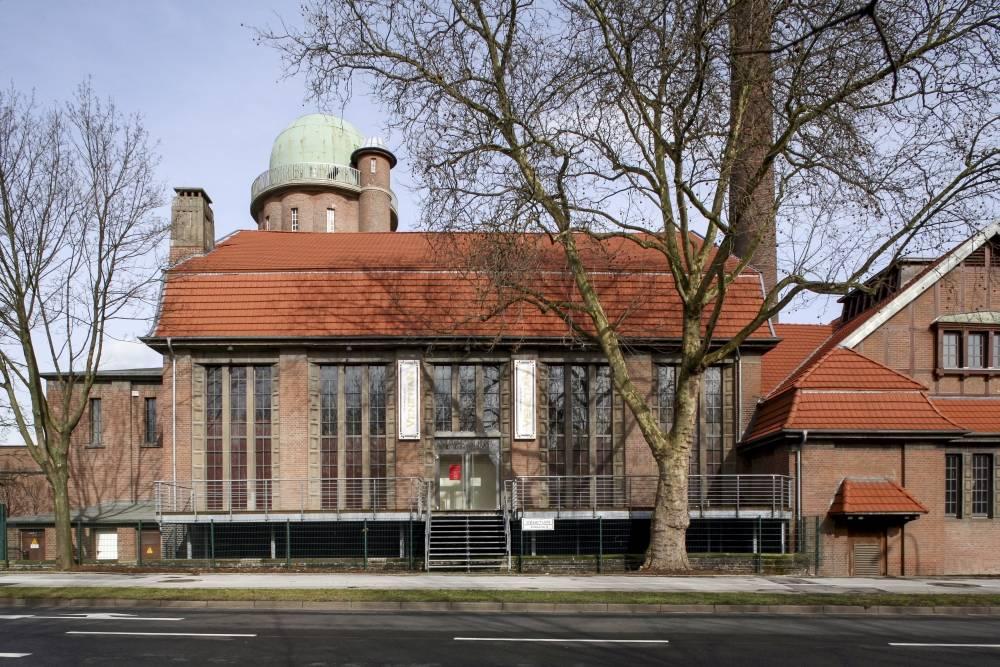 Blick auf die Fassade des Maschinen- und Kesselhauses