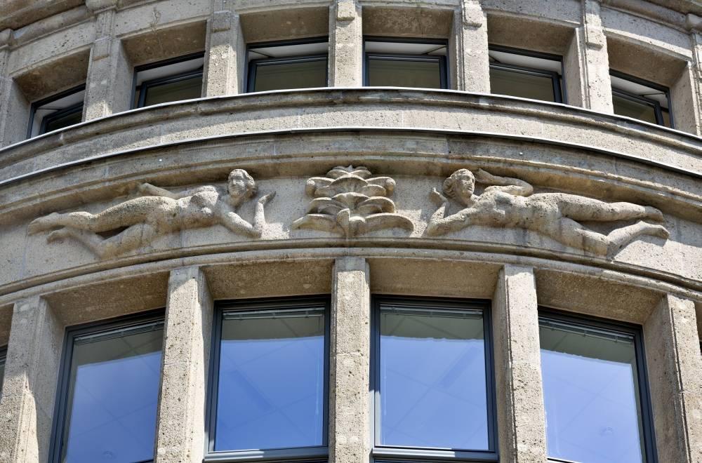 Relief am abgerundeten Teil der Fassade des WEKA-Karrees