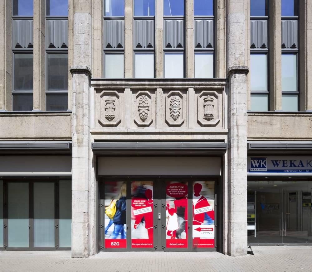 Reliefs an der Fassade des WEKA-Karrees