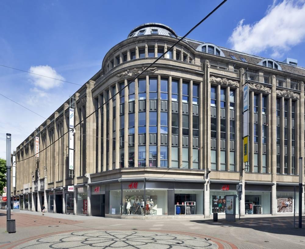 abgerundete Fassade des WEKA-Karrees an der Bahnhof- und Augustastraße
