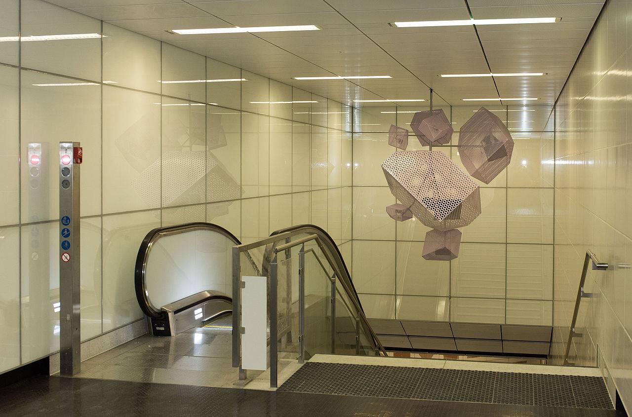 Haltestelle Heinrich-Heine-Allee, Rolltreppe mit Klangskulptur "Labor" von Ralf Brög