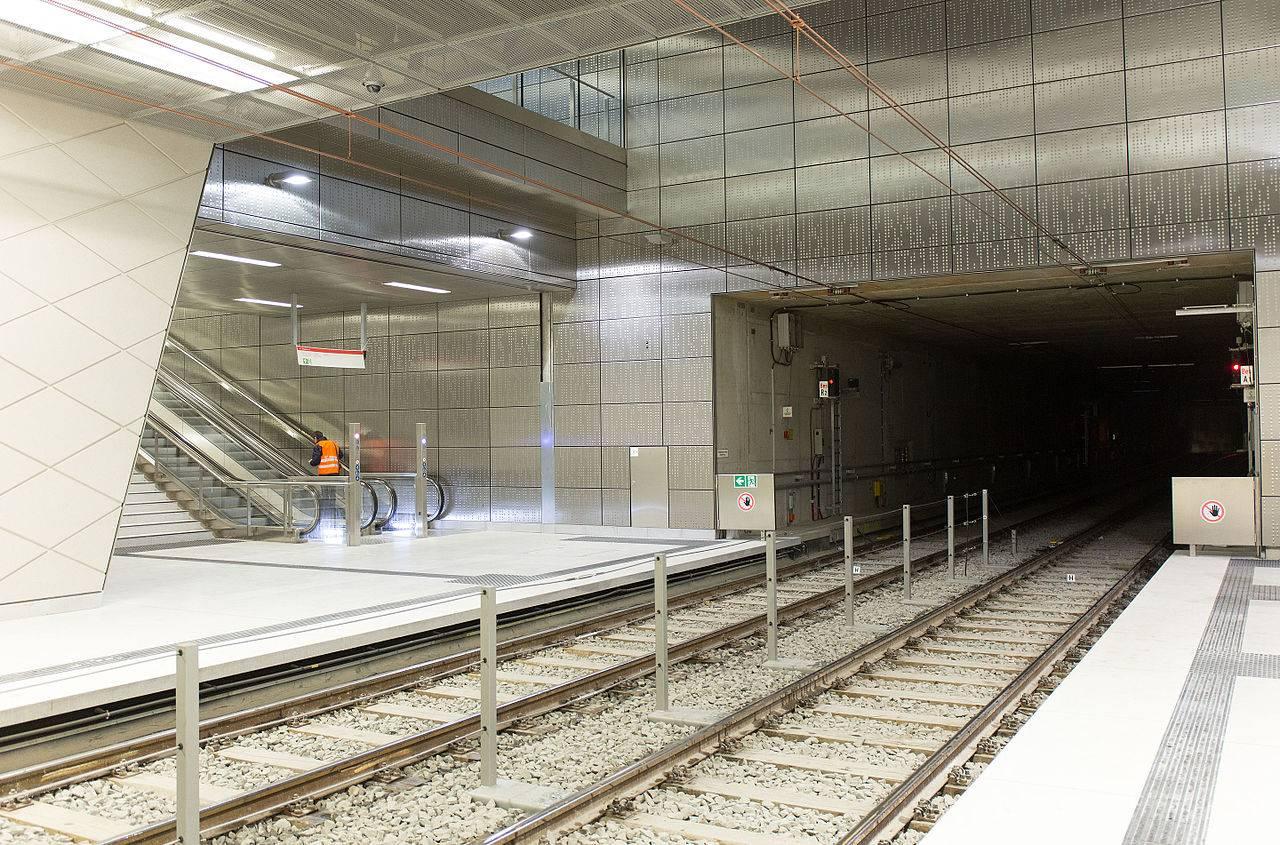Haltestelle Benrather Straße, Bahnsteig mit Kontinuum und Edelstahl-Wandverkleidung