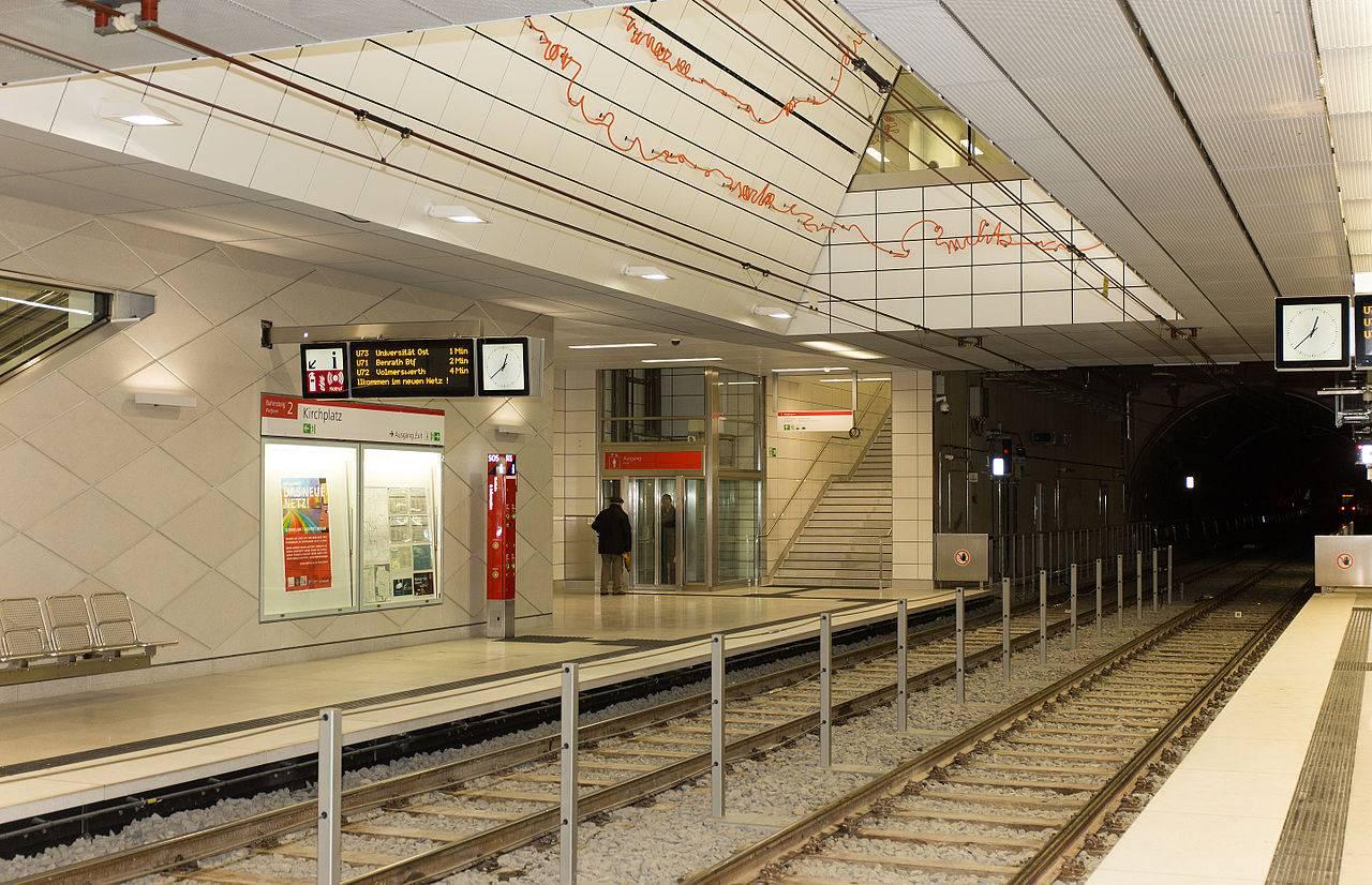 Haltestelle Kirchplatz, Bahnsteig mit Kontinuum und Blick auf die Verteilerebene