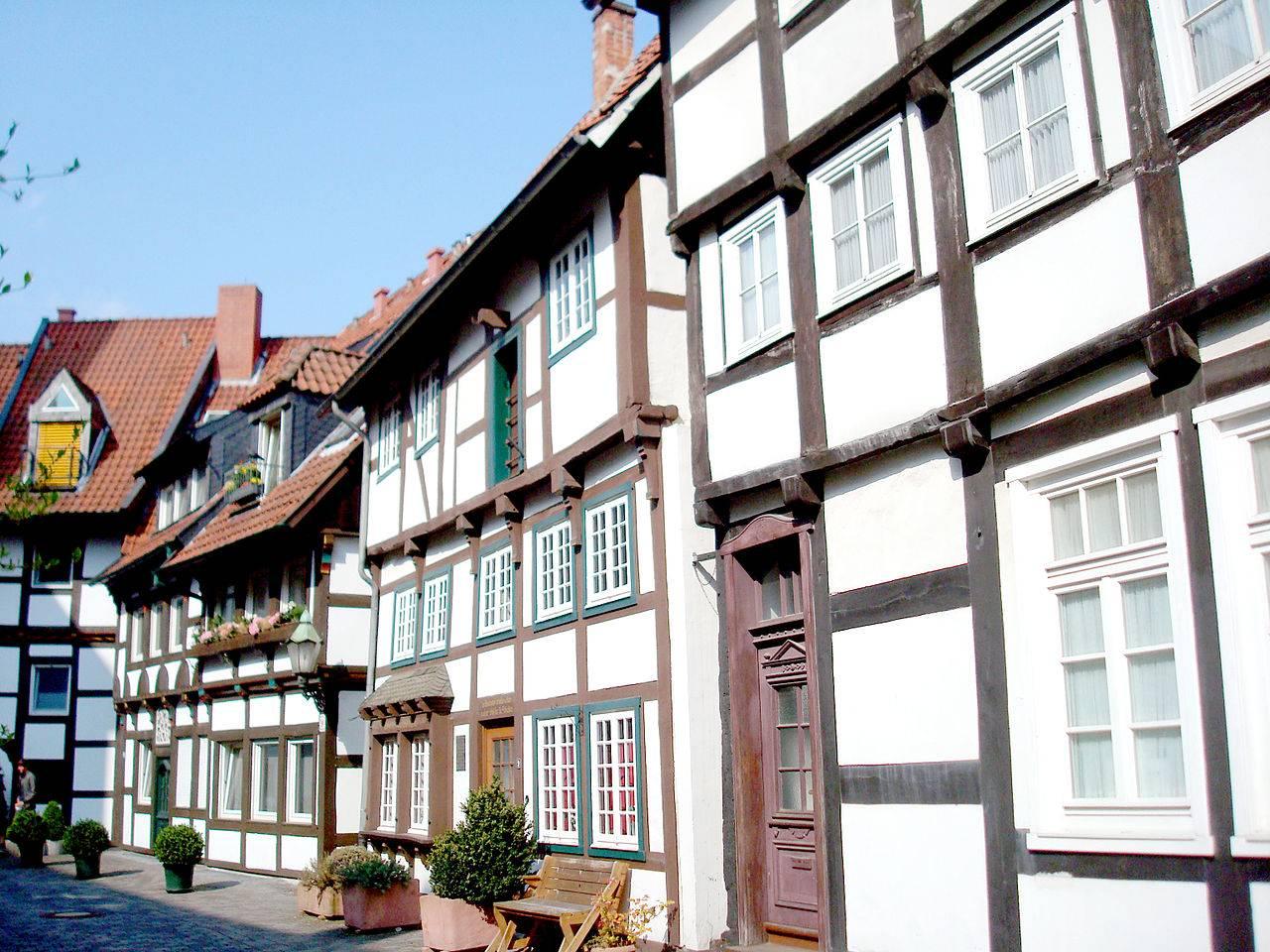 Blick entlang einer Häuserzeile am Kirchring in Gütersloh