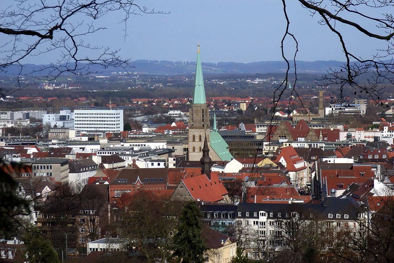 Blick vom Johannisberg auf den Westturm der Nicolaikirche