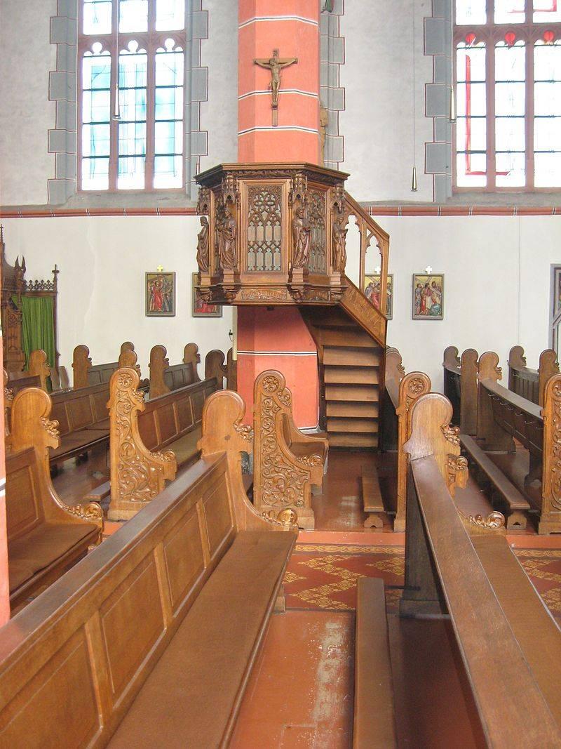 Kirchenbänke und Kanzel