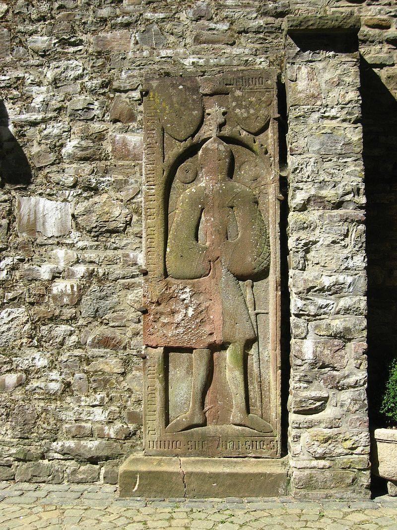 hist. Grabplatte im Außenbereich