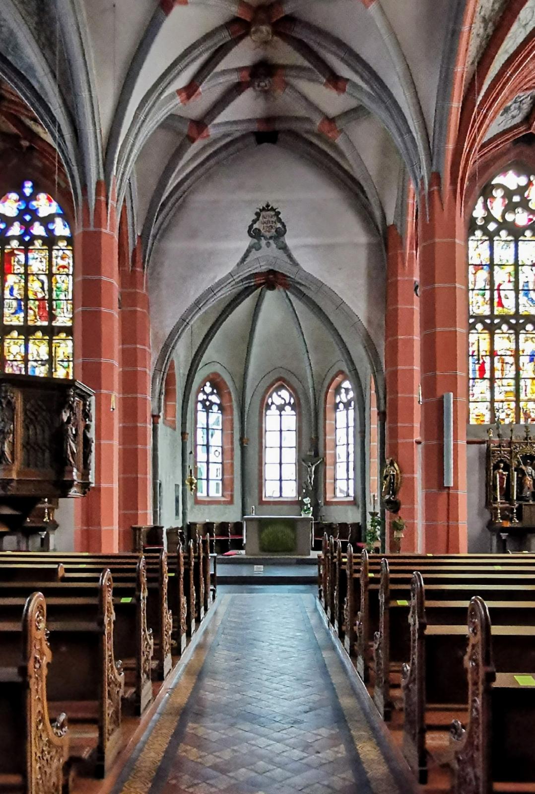 Kircheninnenraum mit Blick zum Altar