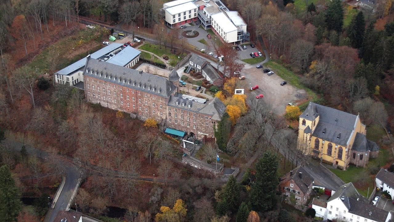 Luftbild Schloss und Kirche aus östlicher Richtung