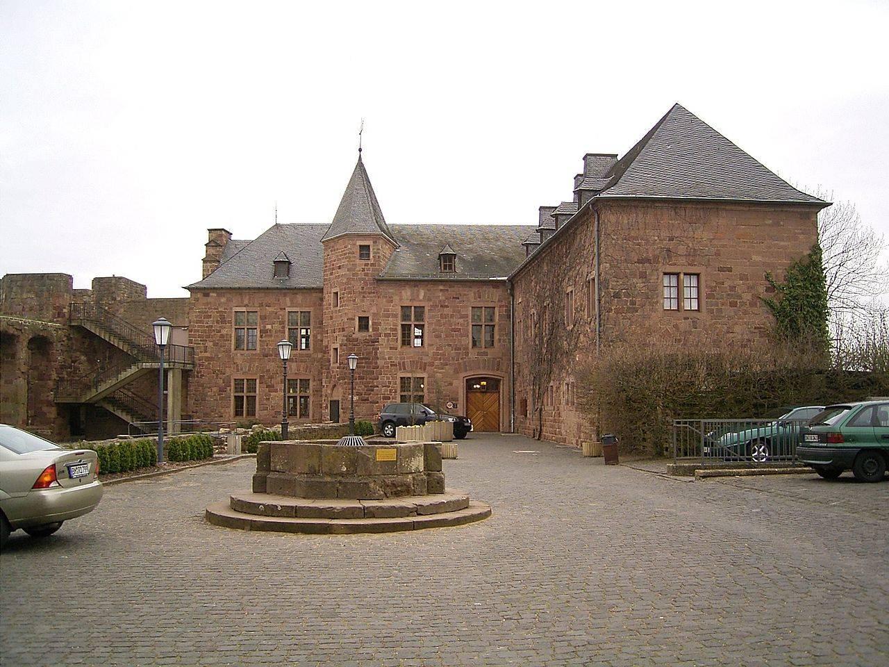 Blick in den Burghof mit Winkelbau der 1950er Jahre