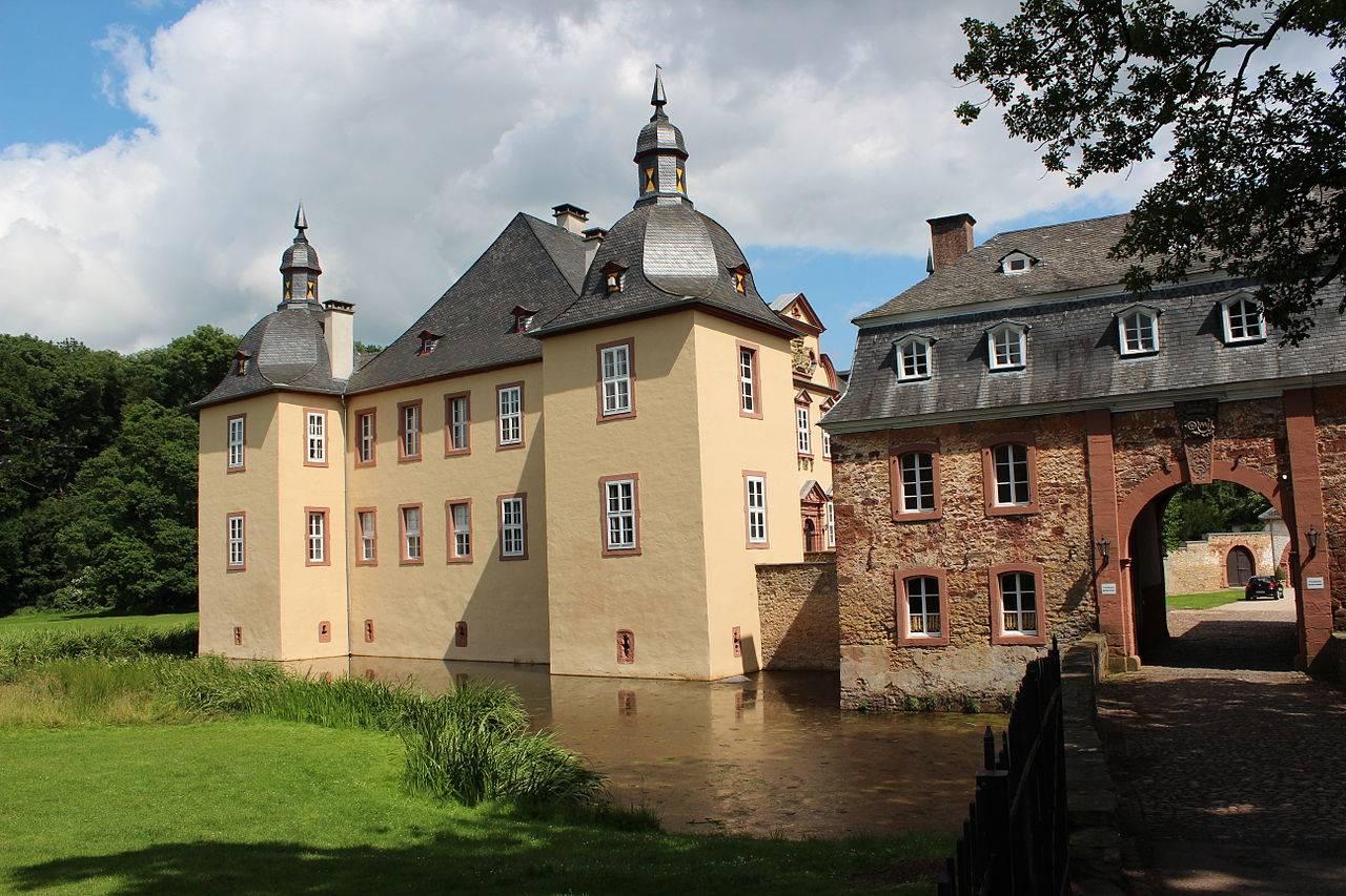 Blick auf Torhaus und Herrenhaus