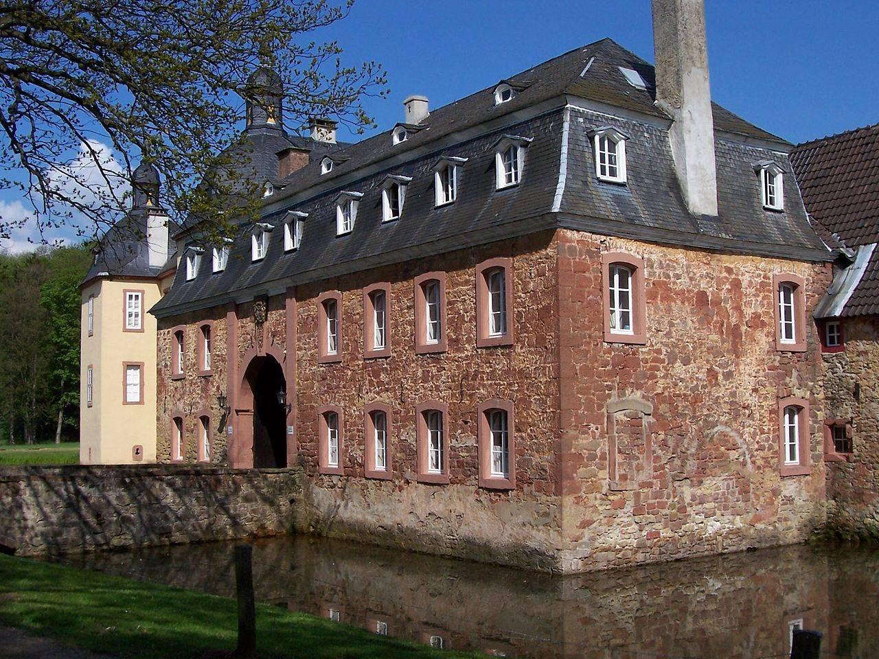 Blick auf das Torhaus, welches sich an die Vorburg anschließt