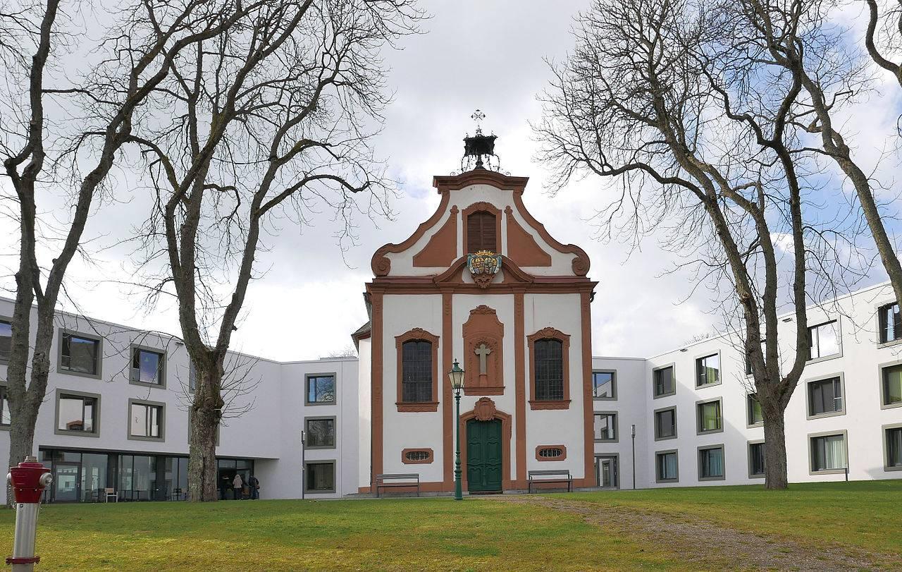 Kreuzkapelle, Eingangsfassade mit umgebender Bebauung