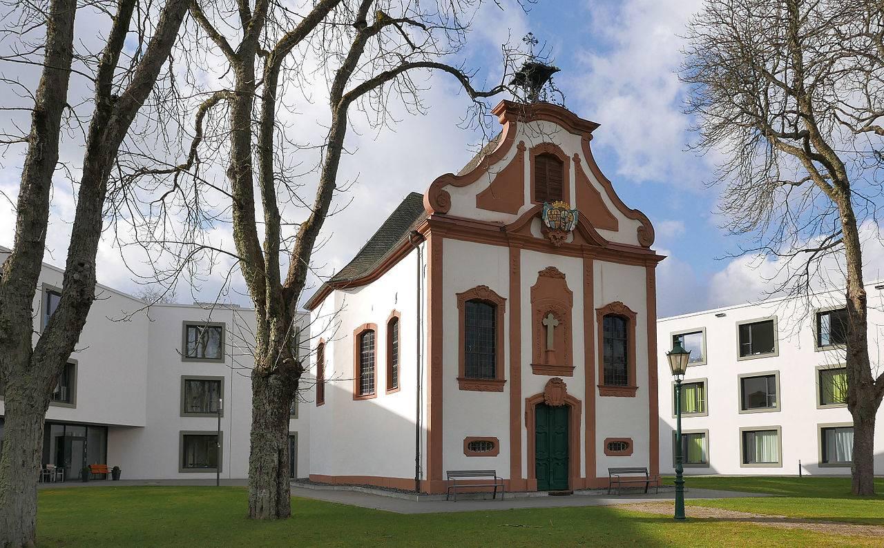 Kreuzkapelle von Süd-Osten, mit umgebender Bebauung