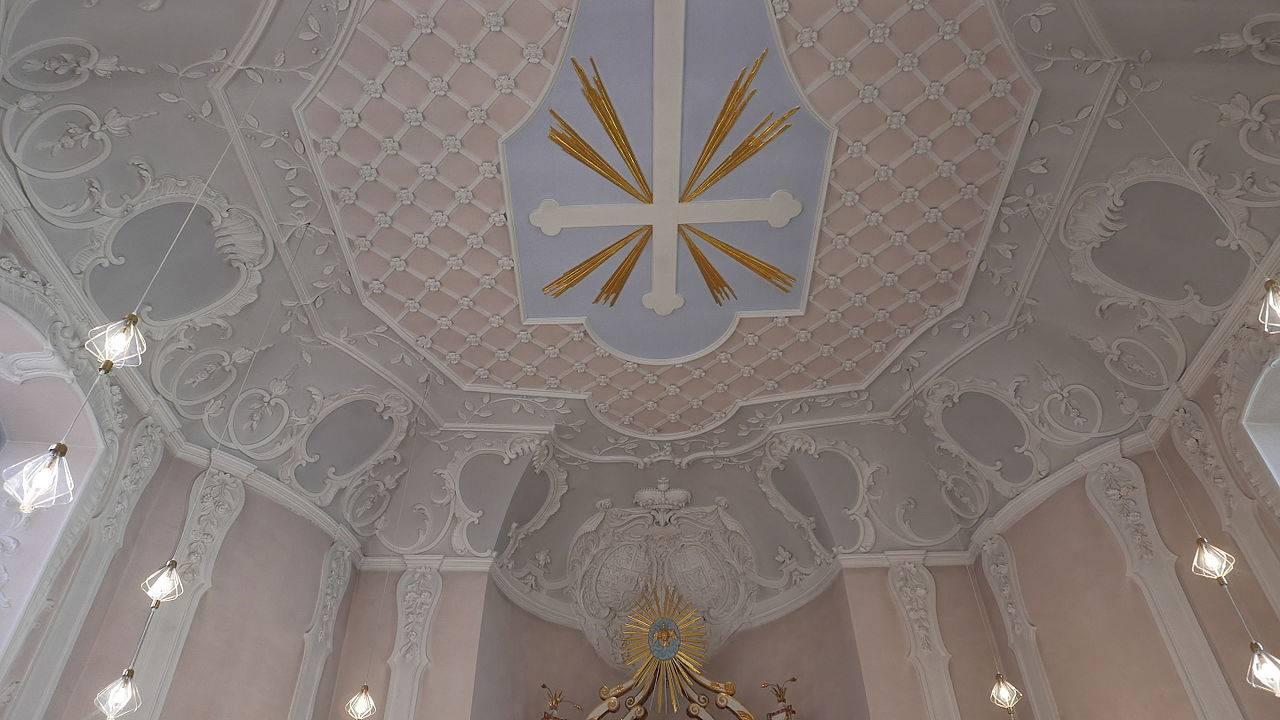 Kreuzkapelle, Spiegeldecke mit Symbol des Hl. Kreuzes