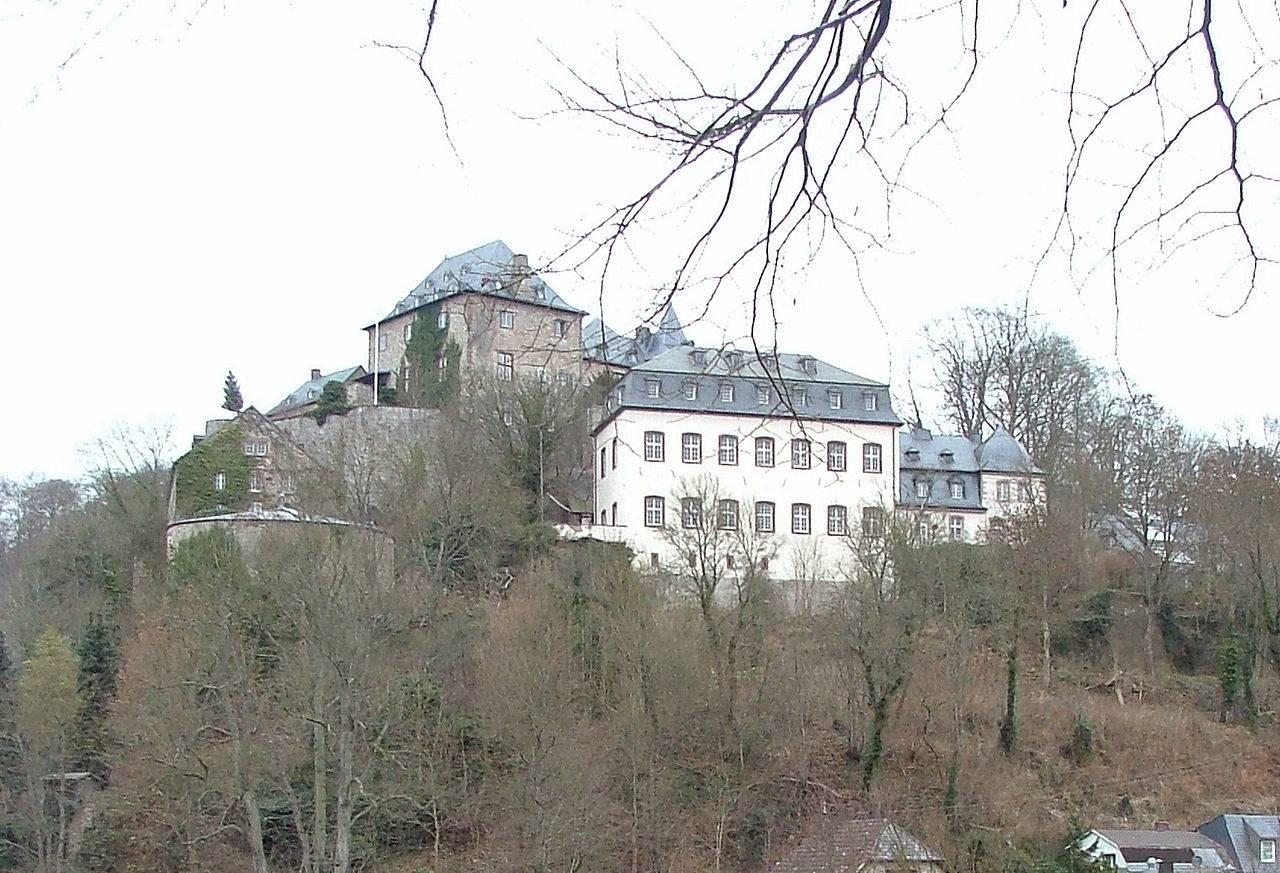 Blick auf das Kanzlei- und Archivgebäude