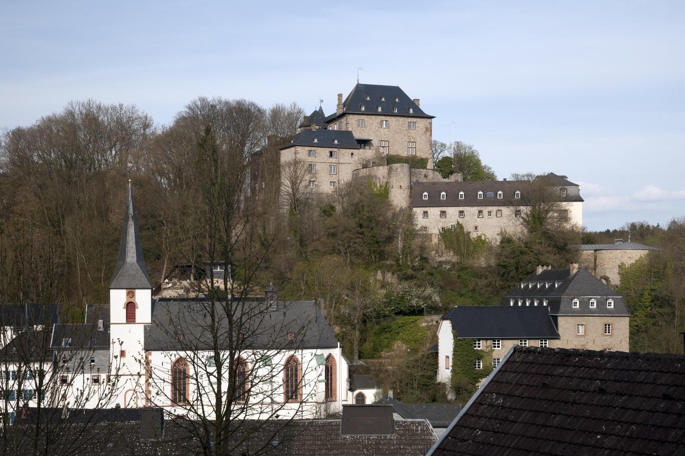 Burg Blankenheim mit der St. Kirche Mariä Himmelfahrt im Vordergrund