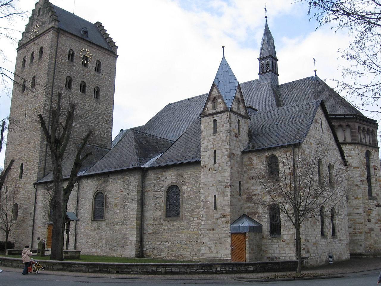 St. Michael, Fassade mit Treppenturm