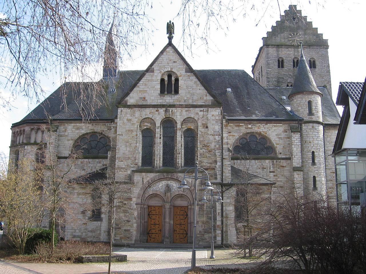 St. Michael, Eingangsfassade