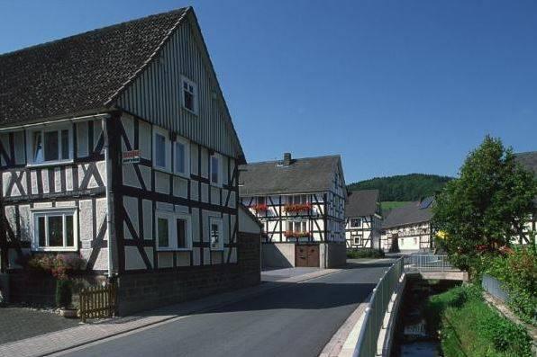 Blick in die untere Mennertalstraße (1 - 6) mit Mennerbach