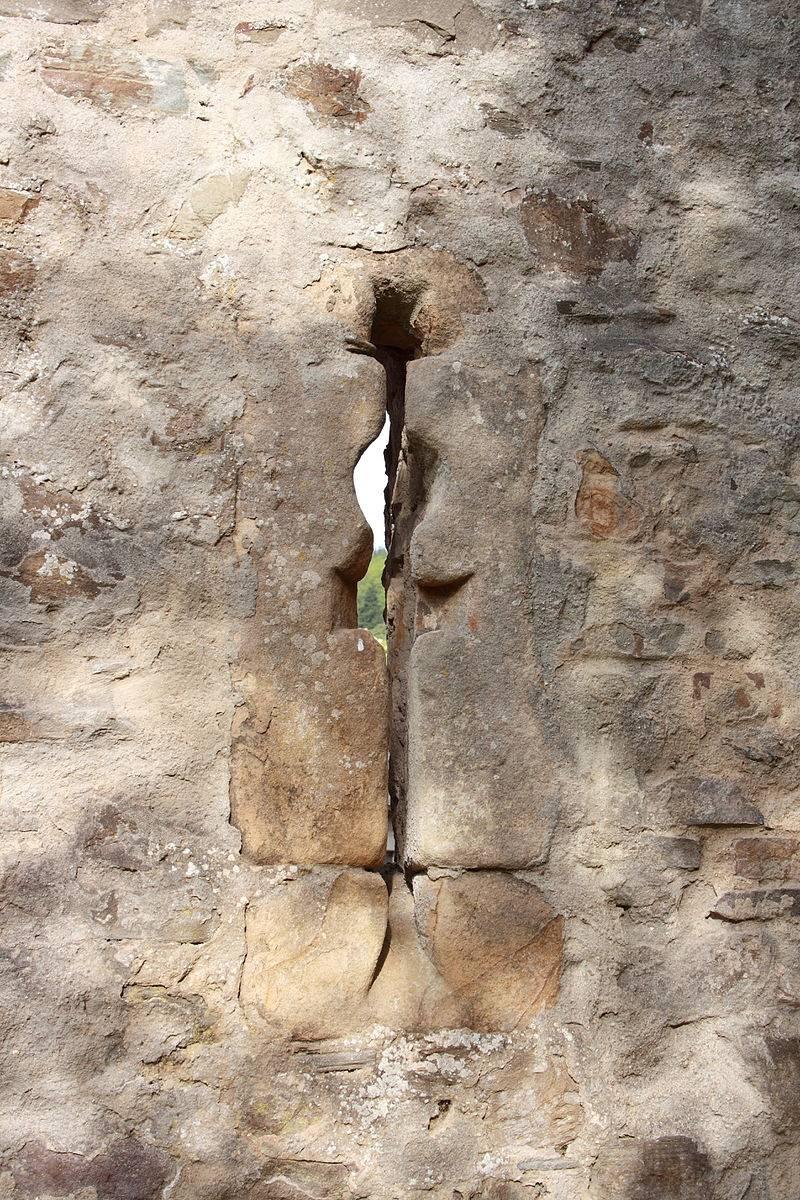 Schießscharte in der Stadtmauer