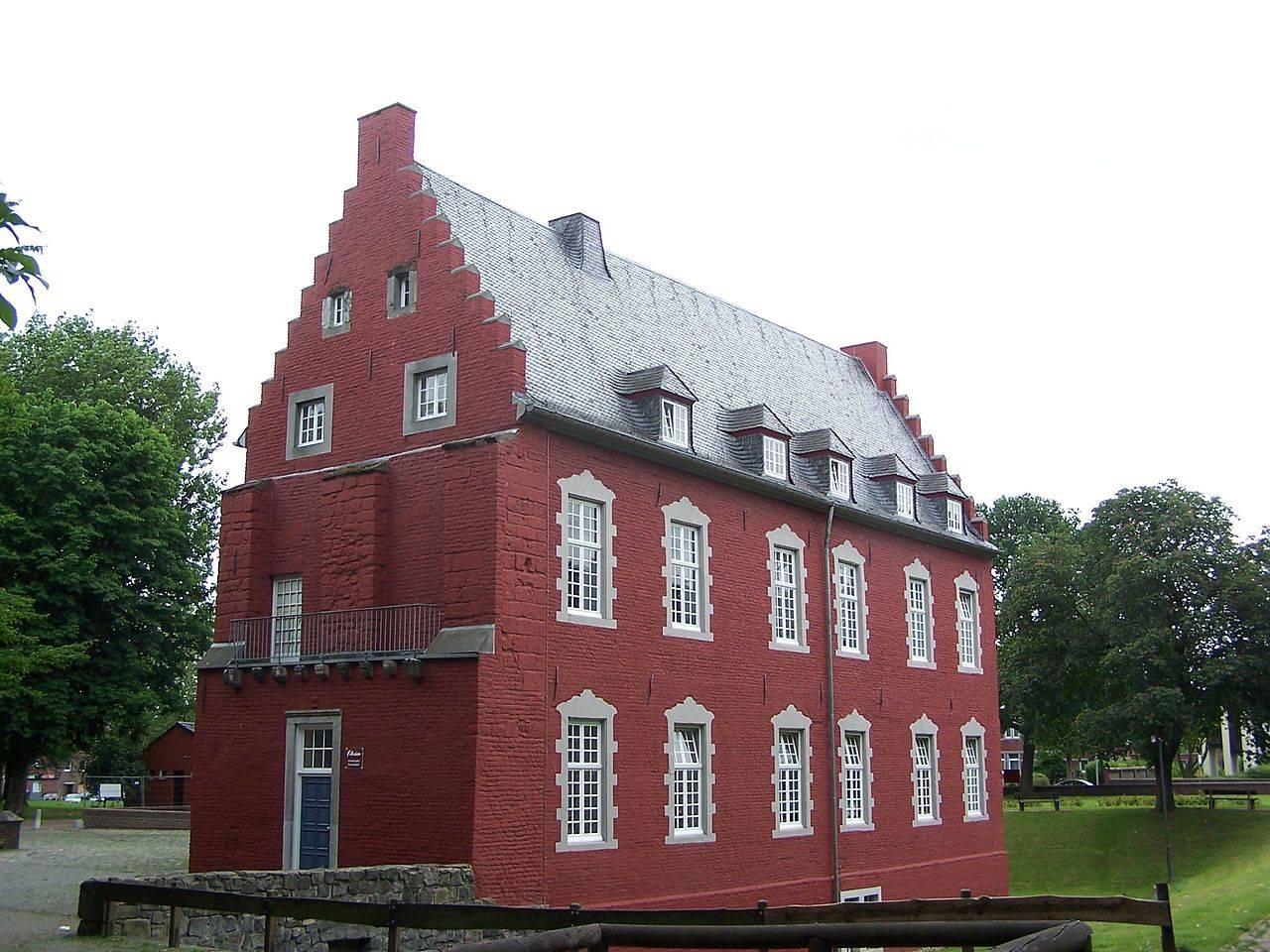 Burg Alsdorf, Südflügel mit Treppengiebel und Stützpfeilern