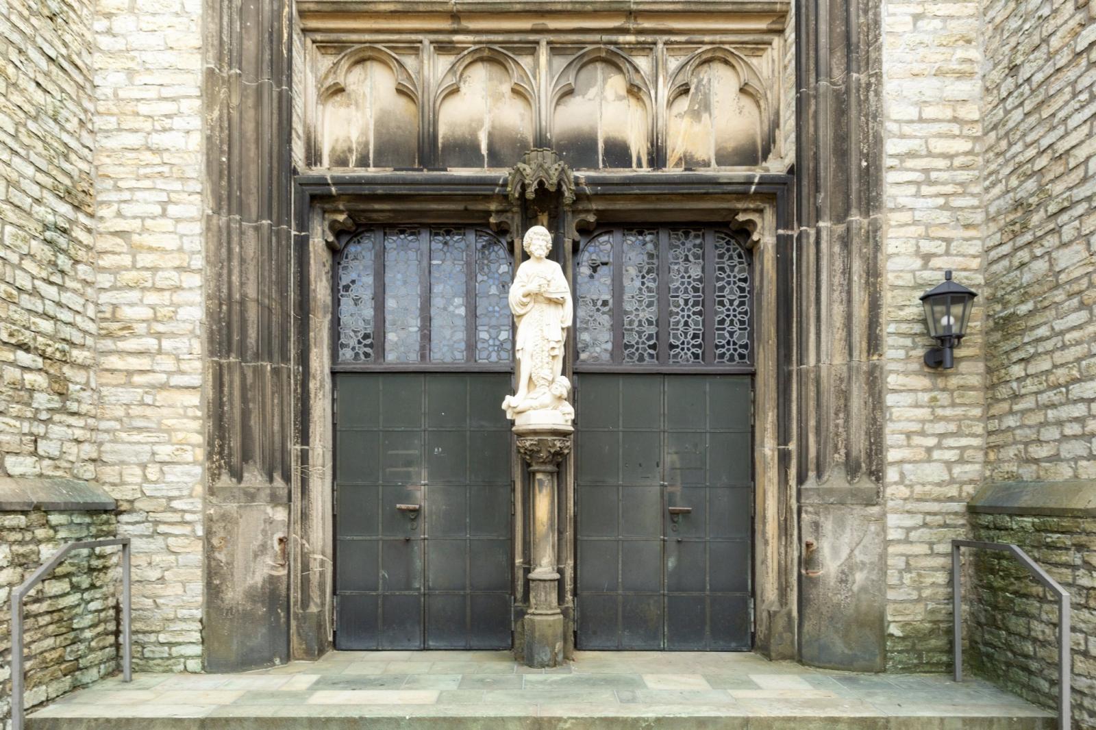 Portal mit Statue