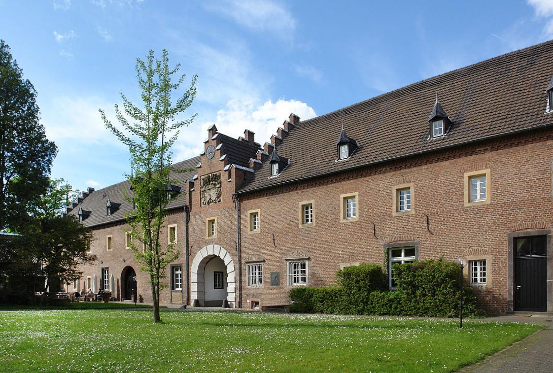 Hofseite der Vorburg von Schloss Gracht