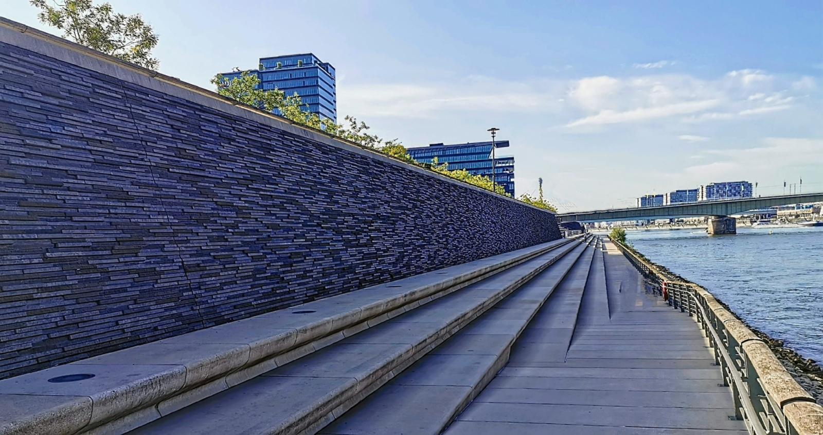 Stufen auf der Freitreppe, Blick nach Süden zur Deutzer Brücke