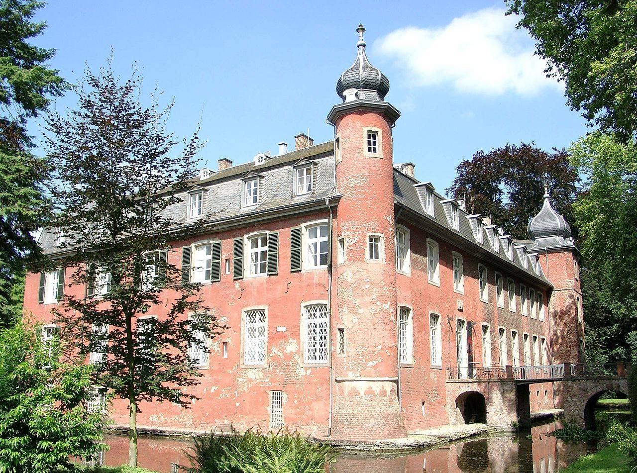 Blick auf das Herrenhaus des Schlosses Gymnich von Südosten