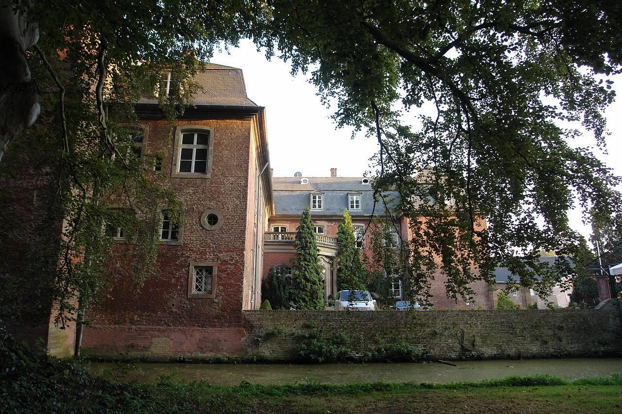 Blick in den Inneren Winkel des Schlosses Gymnich und zum Eingang