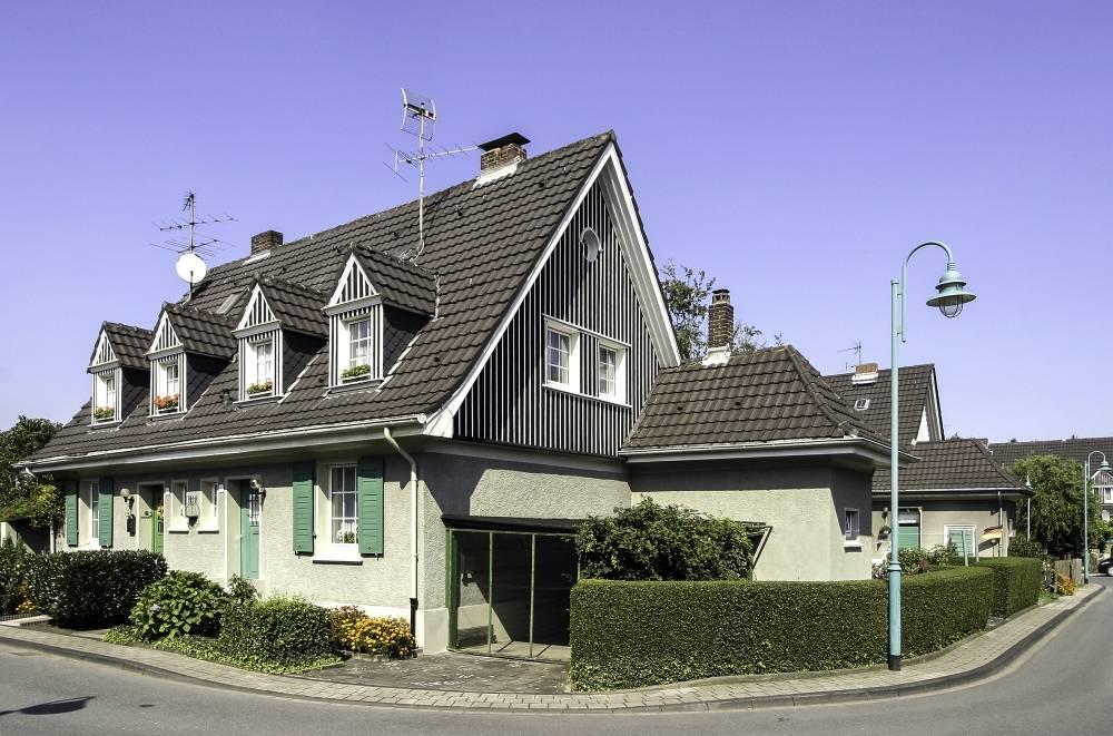 Häuser auf einer Ecke der Siedlung