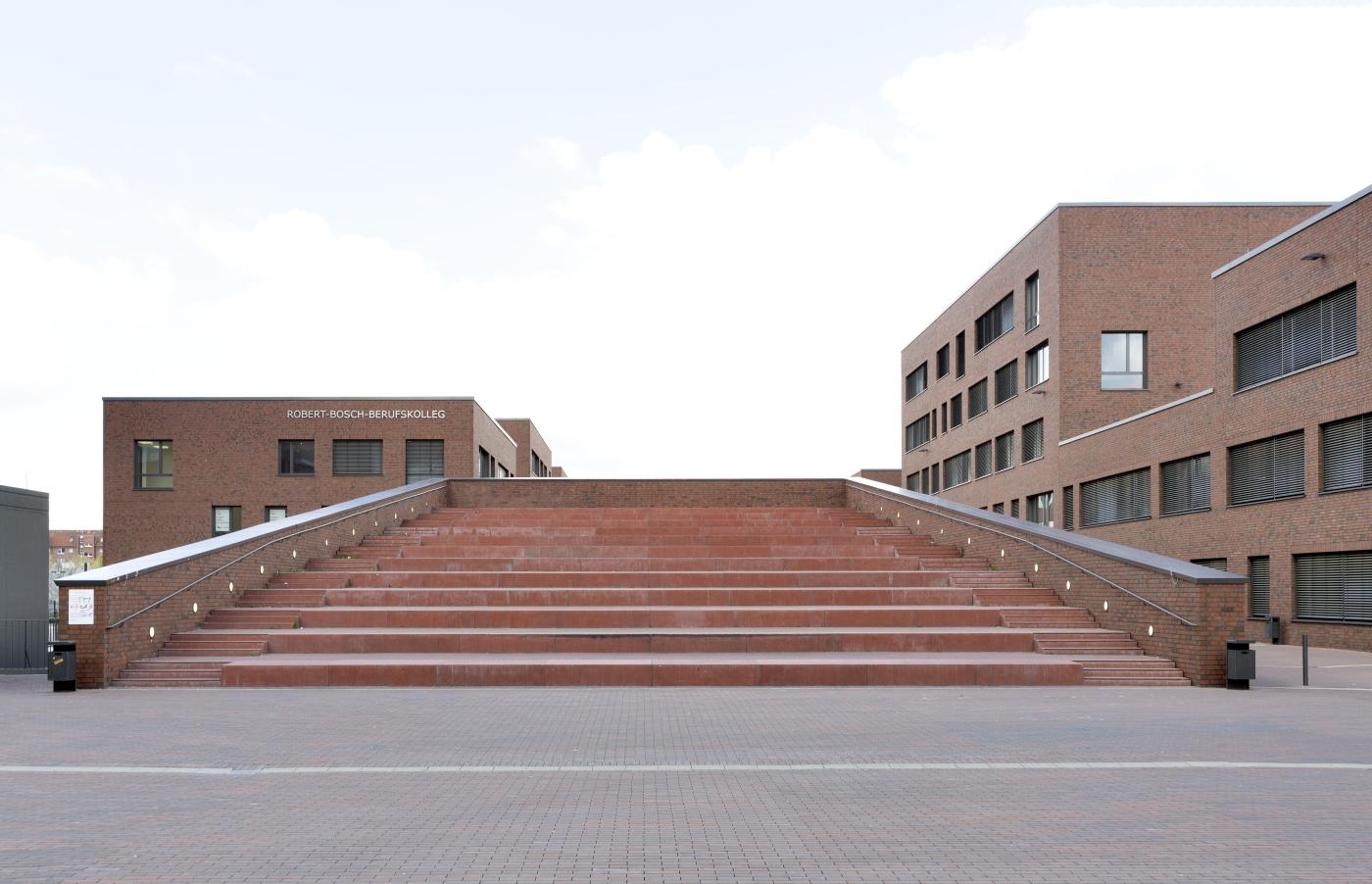 Berufskolleg Dortmunder U-Viertel, rückseitige Freitreppe