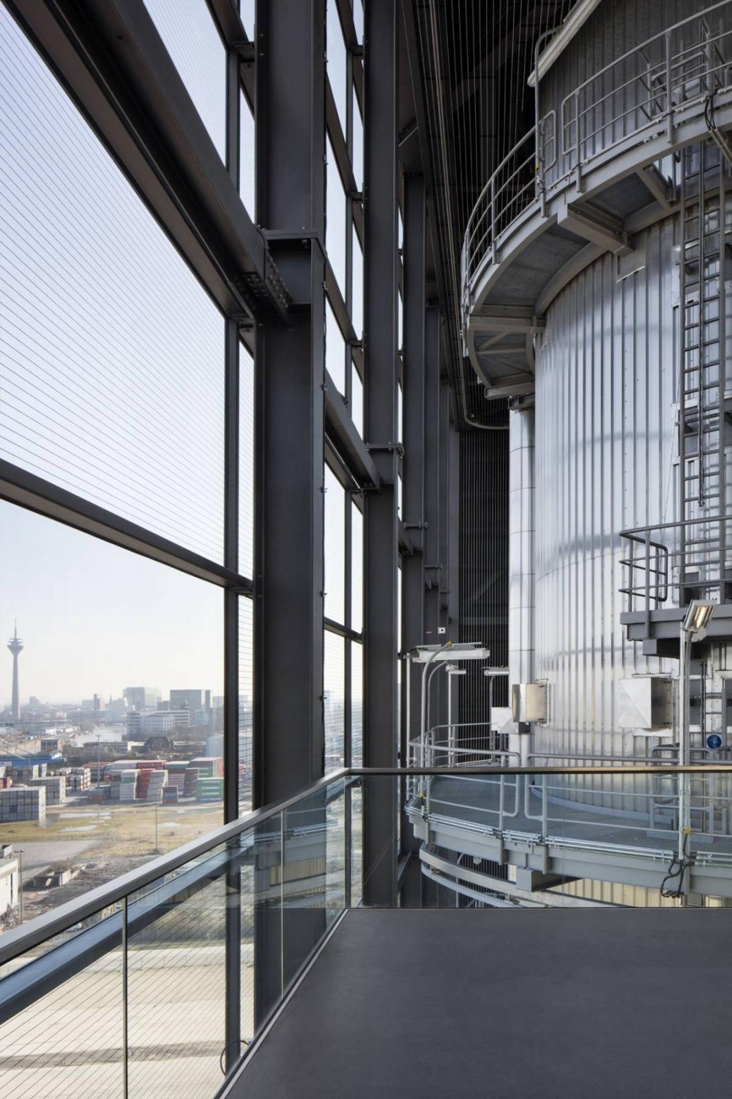 Blick von der Aussichtsplattform zum Rheinturm 