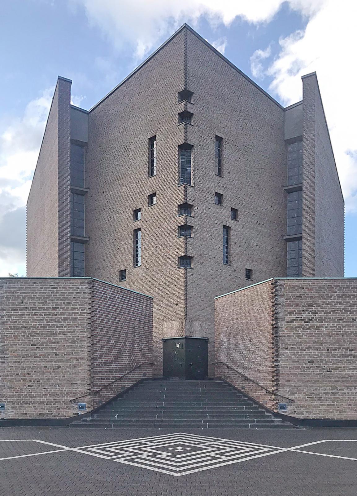 frontaler Blick auf die Friedenkirche der mit Eingangstür