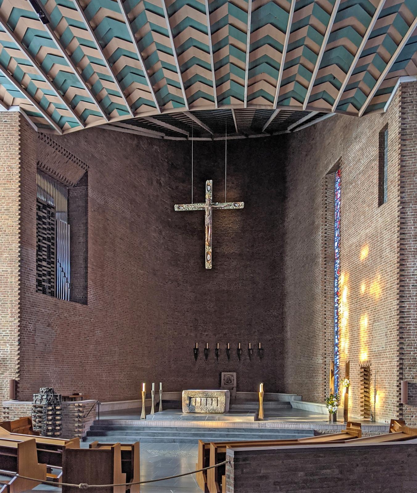 Blick Richtung Altar und Chor