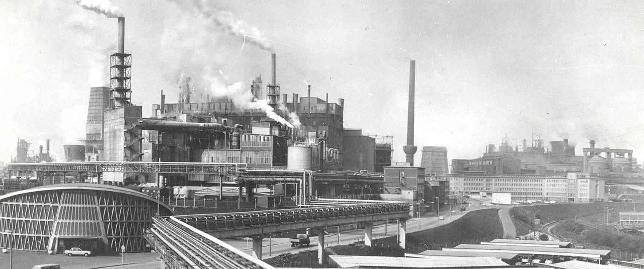 Historischer Blick über das Feierabendhaus auf den Chemiepark 