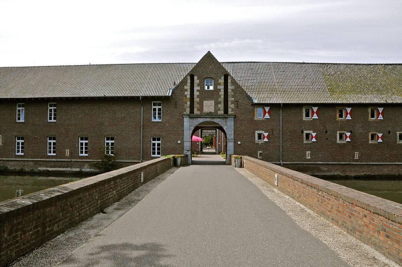 Das Portal der äußeren Vorburg in deren Nordflügel
