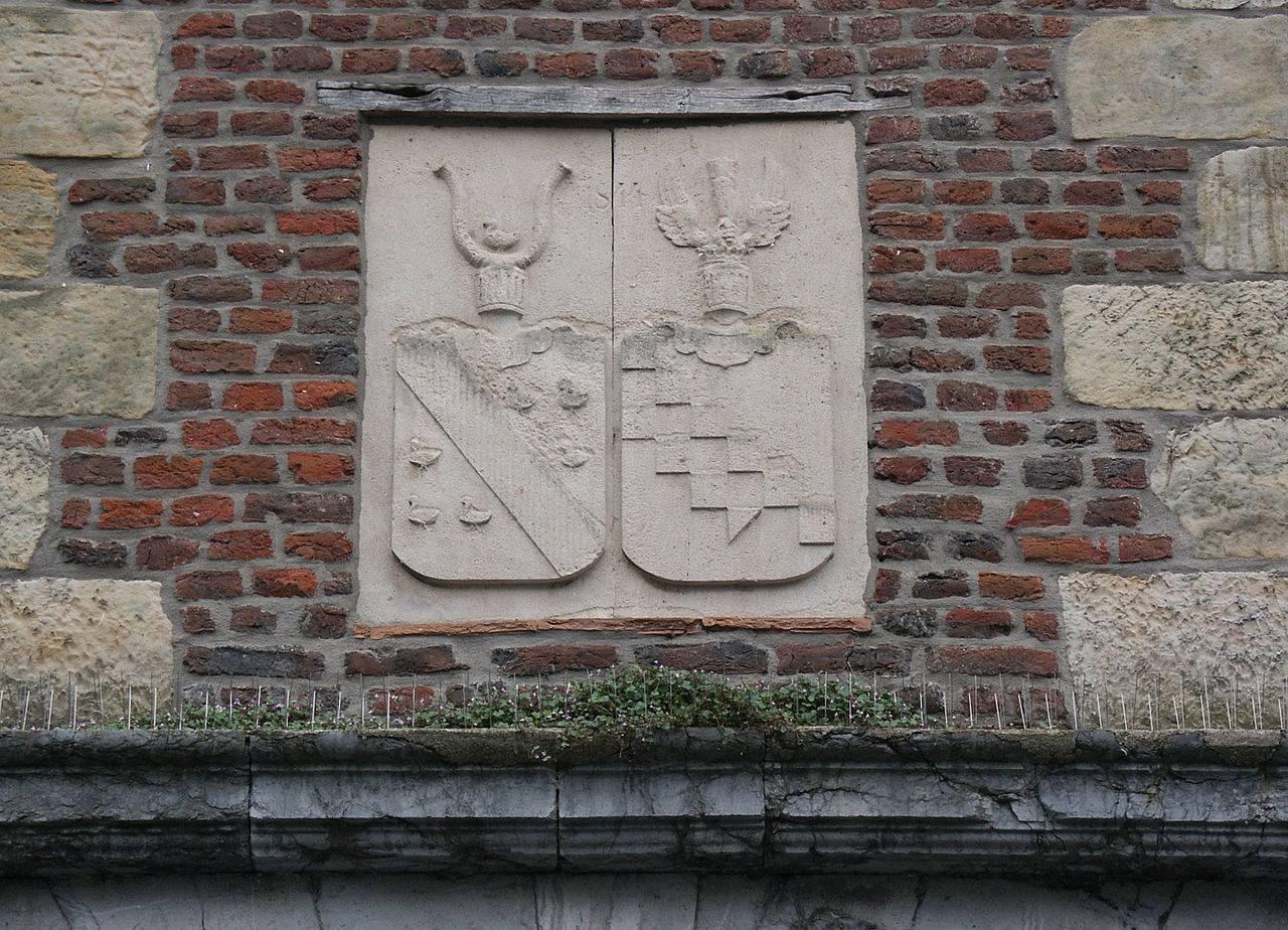 Allianzwappen Eynatten-Asbeck am Portal der äußeren Vorburg von Schloss Trips in Geilenkirchen