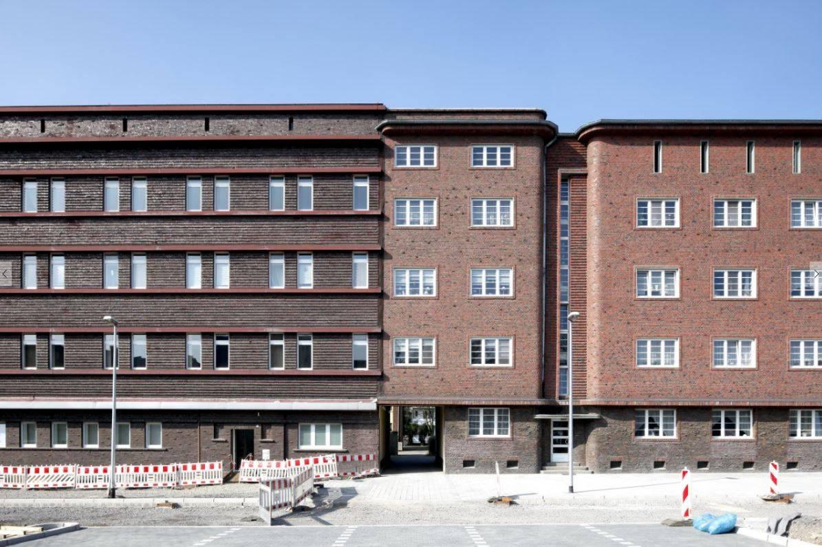 Fassade der Sparkasse mit anschließendem "Roten Block" daneben