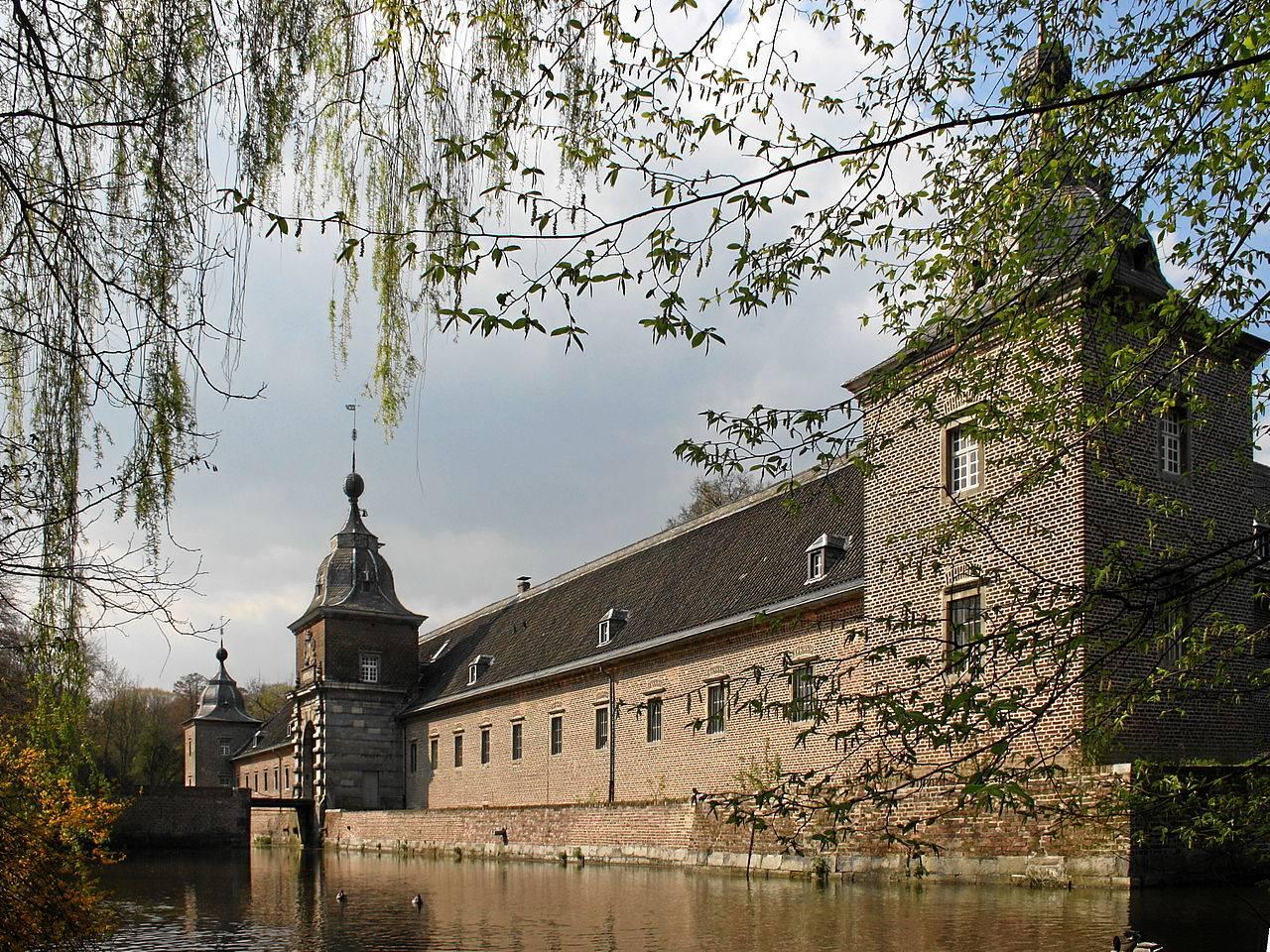 Vorburg mit östlichem Tum im Vordergrund