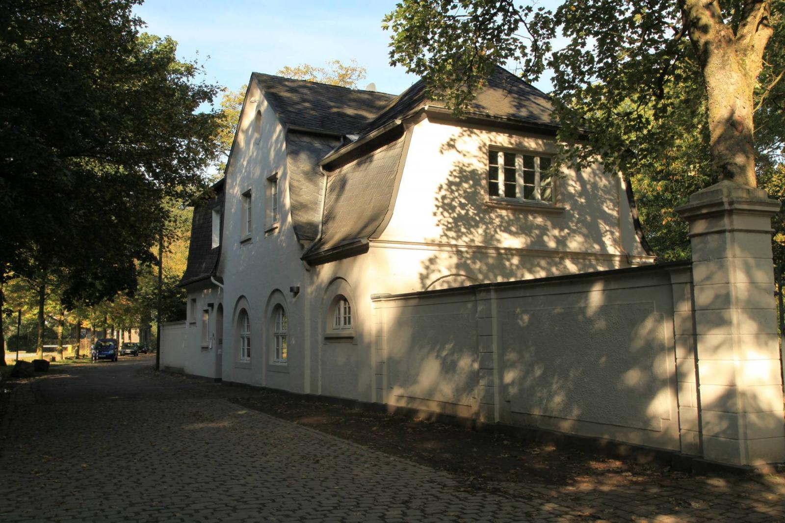 Forsthaus von Schloss Eller, vor dem Torhaus an der Heidelberger Straße