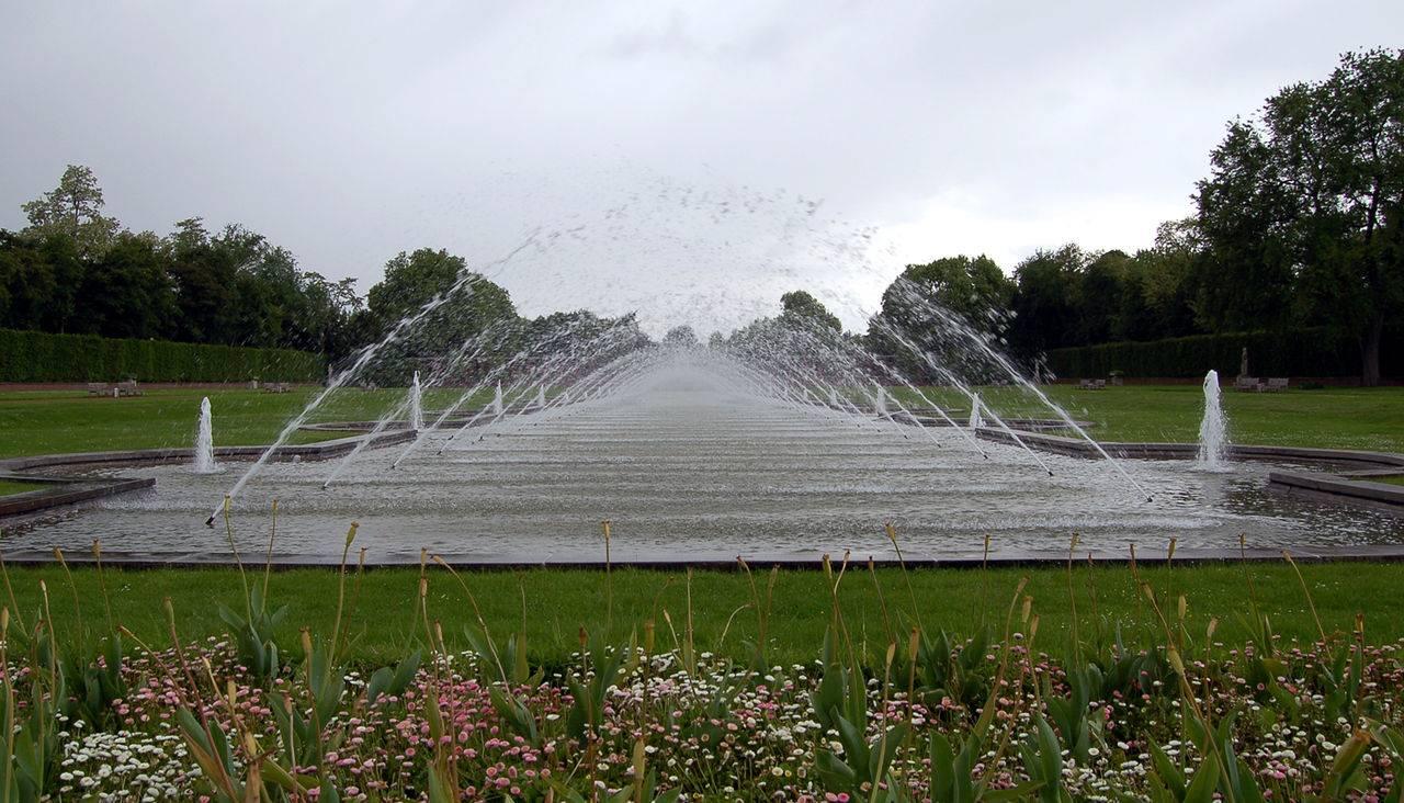 frontaler Blick über das Wasserbecken 