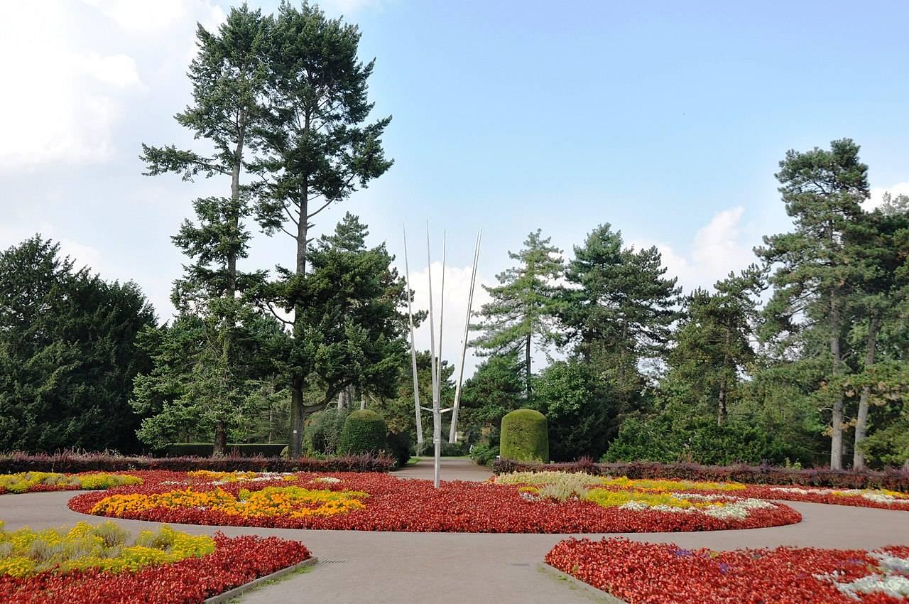 Blumenring im Nordpark Düsseldorf mit Kinetischer Plastik von George Rickey