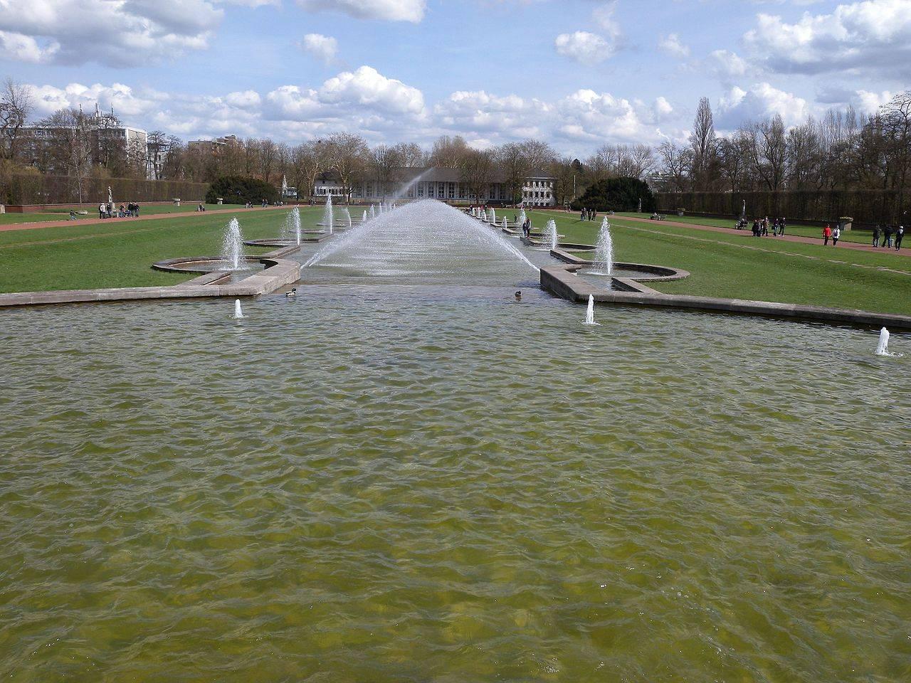 Blick von der Wasserachse zum Garten-, Friedhofs- und Forstamt