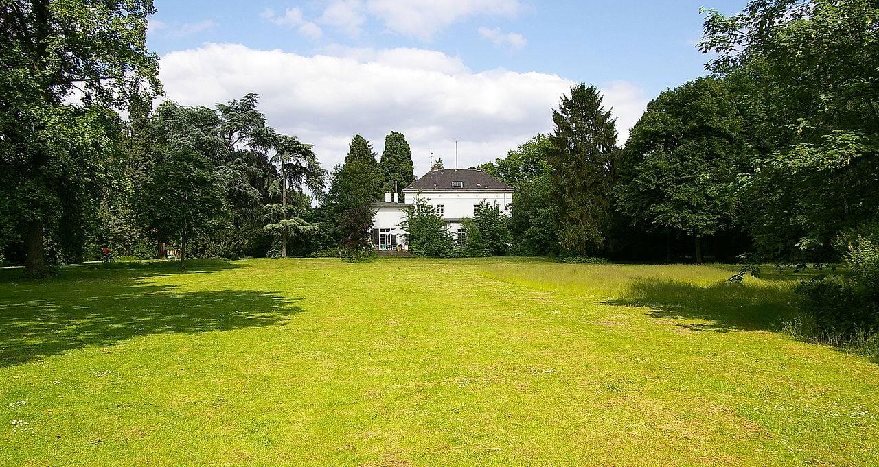 Lantzscher Park, Rasenfläche hinter dem Herrenhaus