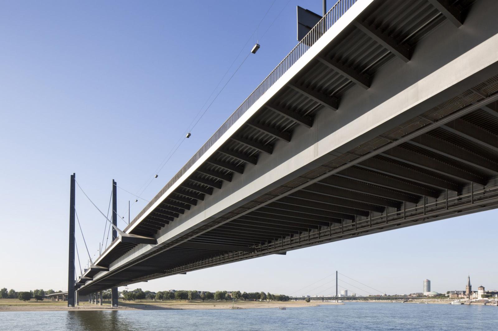 Rheinkniebrücke, Untersicht