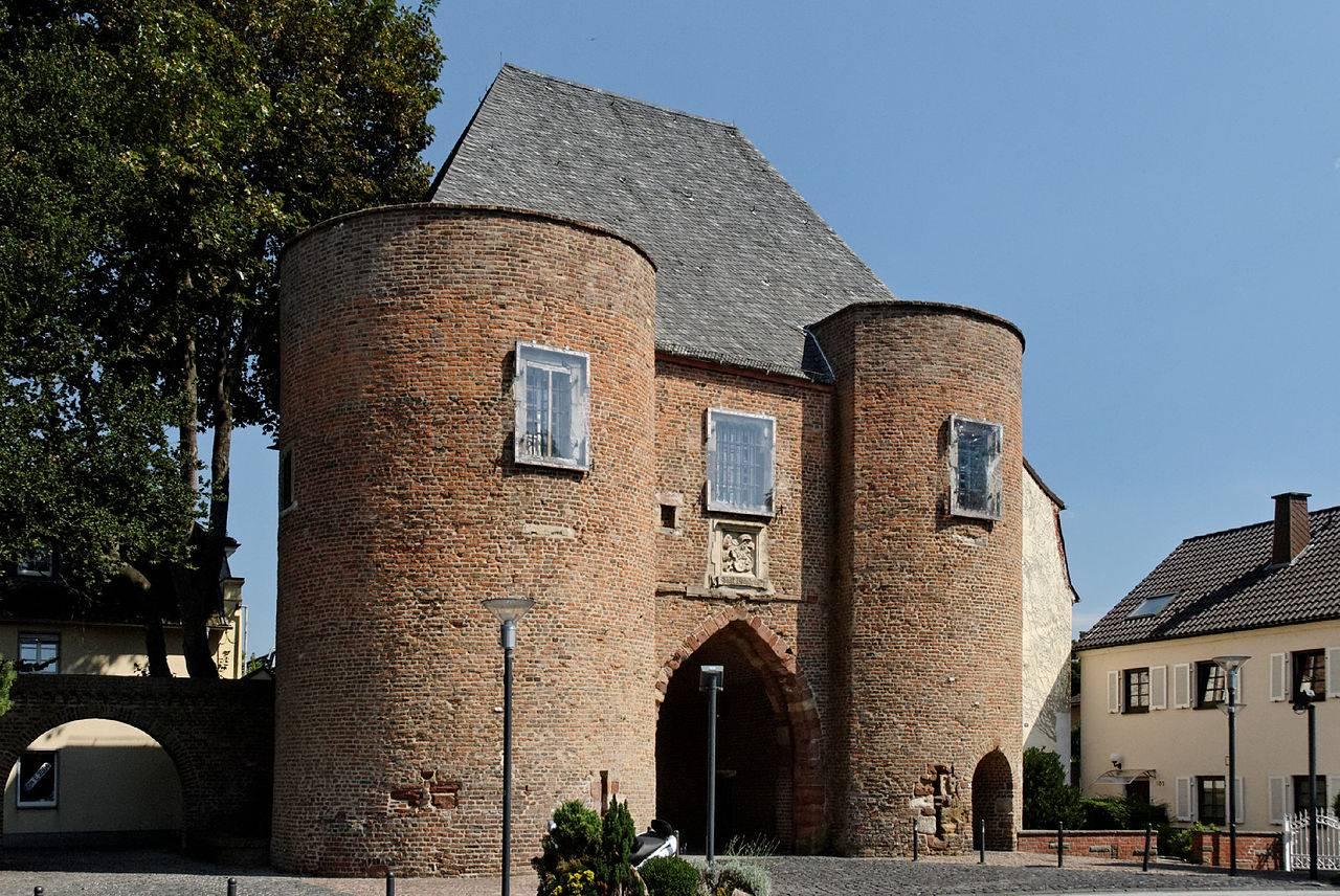 Aachener Tor von Westen, mit Blick auf die Dreivierteltürme