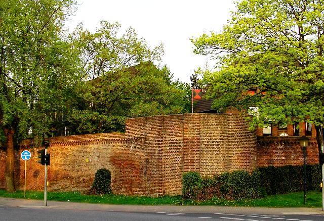 Eckturm der in den 1980er-Jahren entstandenen Stadtbefestigung Bergheims